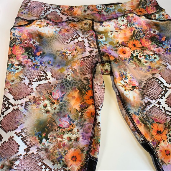 Ki XL pro performance floral snakeskin crop leggings w mesh detail - Picture 5 of 13